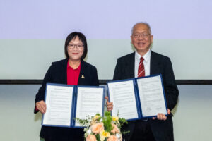 Professor Poon Wai-yin (left) and Professor Yau Shing-tung sign the MoU on behalf of their respective institutions.