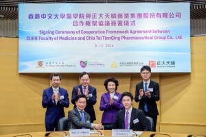 (Front row, from left) Professor Philip Chiu Wai-yan, Shun Hing Education and Charity Fund Professor of Robotic Surgery and Dean of CU Medicine, together with Mr Eric S. Y. Tse, Chairman of CTTQ signed the Cooperation Framework Agreement for strategic partnership. The ceremony was witnessed by (back row, from left) Professor Allen Chan Kwan-chee, Associate Dean (External Affairs) of CU Medicine, Professor Dennis Lo Yuk-ming, CUHK’s Vice-Chancellor Designate, Ms Cheng Cheung-ling, CP Pharmaceutical Group’s President and Mr Chen Hui, CTTQ’s Vice President.