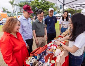 市集類型豐富多元，四位主禮嘉賓與校友及學生交流互動，並選購手作精品及美食，支持「崇基人」的創意。