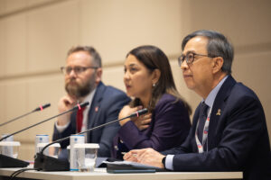 Professor Alan Chan (1st right) at the Leaders’ Summit of the Congress.