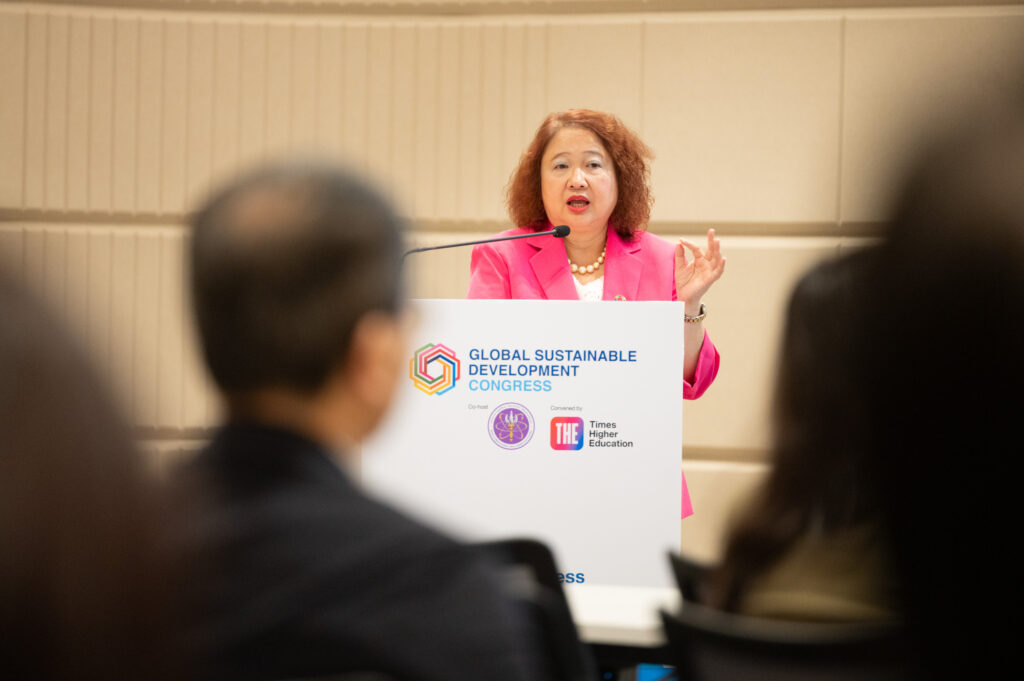 Choh-Ming Li Professor of Geography and Resource Management Professor Kwan Mei-po gives a keynote speech.