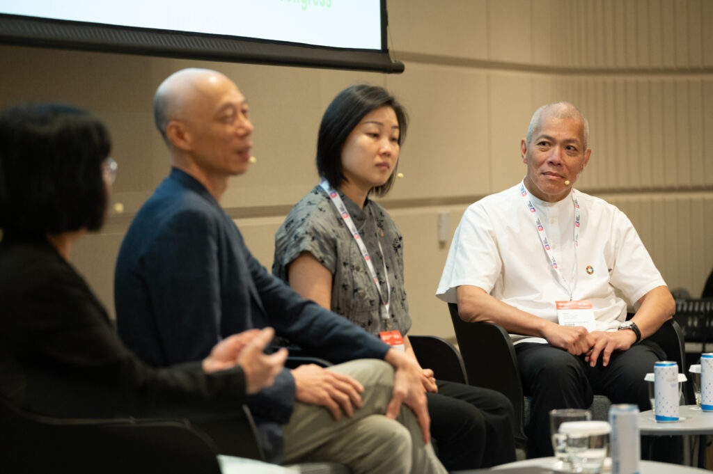 Professor Edward Ng Yan-yung of the School of Architecture (1st right) at a discussion.