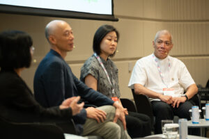 Professor Edward Ng Yan-yung of the School of Architecture (1st right) at a discussion.