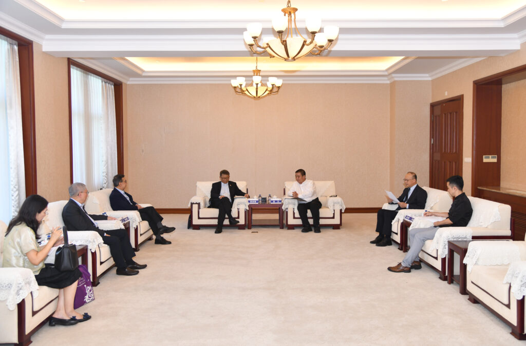 Professor Rocky S. Tuan, Vice-Chancellor and President of CUHK (fourth left), exchanges ideas with Professor Jin Li, President of Fudan University (third right)