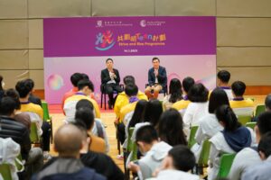 Professor Sum kim-wai, Associate Dean (Undergraduate Studies) of the Faculty of Education (right on the stage), and Professor Tse Chi-shing, Chairperson of the Department of Educational Psychology (left on the stage) have a conversation with the mentees.