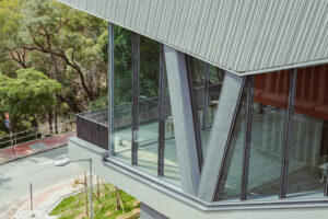 The cantilevered Lo Kwee Seong Pavilion of the CUHK Art Museum features a V-shaped column, implying the concepts of heritage and support