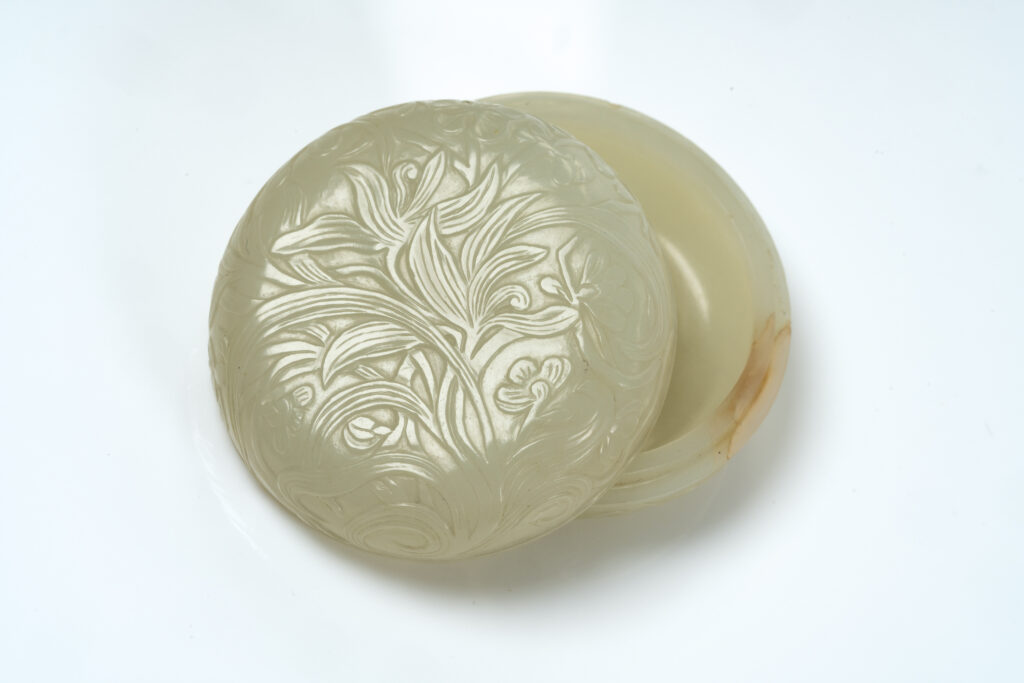 White jade box with orchids<br />
Dated 1561, Ming dynasty<br />
Mouth diameter: 4.5 cm; height: 2.1 cm<br />
Collection of Art Museum, CUHK (gift of Bei Shan Tang)