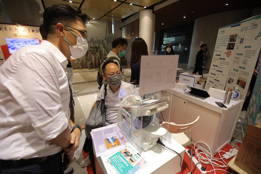 The interactive display zone features four advanced technology products developed by CUHK entrepreneurs for a first-hand experience.