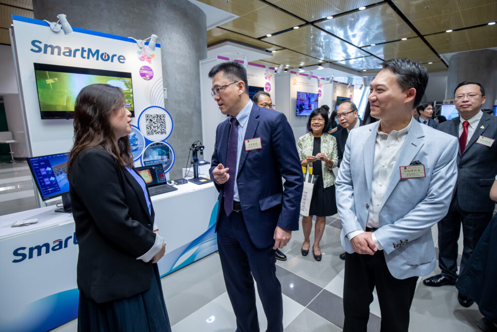 CUHK unicorn SmartMore’s team introduces its latest smart technologies to Professor Sun Dong.