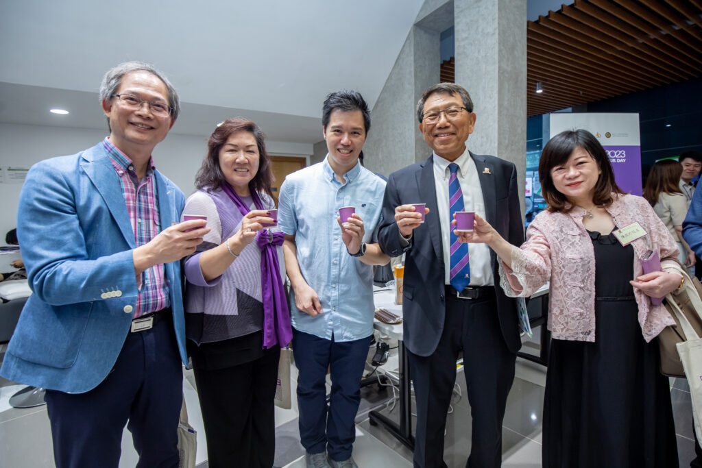 Professor Rocky S. Tuan, (2nd right) and a group of alumni tasting hand-brewed coffee at CU café.