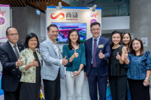 Professor Sun Dong (4th right), Professor Sham Mai-ha, Pro-Vice-Chancellor of CUHK (2nd left) and visit CUHK unicorn SenseTime’s exhibition booth.