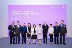 Professor Sham Mai-har, Pro-Vice-Chancellor (Research), CUHK (fifth from the right), Professor Nick Rawlins, Pro-Vice-Chancellor (Student Experience), CUHK (fourth from the right), Ms Lynn Li, President of Elsevier (Greater China) (fifth from the left), Dr Rong Chen, Director of Shenzhen Science and Technology Strategic Research and Technology Transfer Promotion Centre (third from the right), Dr Yingying Zhou, Head of Research Analytics, China, Elsevier (fourth from the left), Mr Chao Ai, Vice President of Global Technical Cooperation, Huawei (second from the right), Dr Xin Lan, Deputy Director of Nanshan District Innovation Development Promotion Center (third from the left), Professor Chen Li, Associate Professor, Centre for China Studies, CUHK (first from the right), Mr Felix Lam, CUHK Shenzhen Research Institute startup representative (second from the left), and Mr Laurie Pearcey, Associate Vice-President External Engagement & Outreach, CUHK (first from the left) in a group photo.