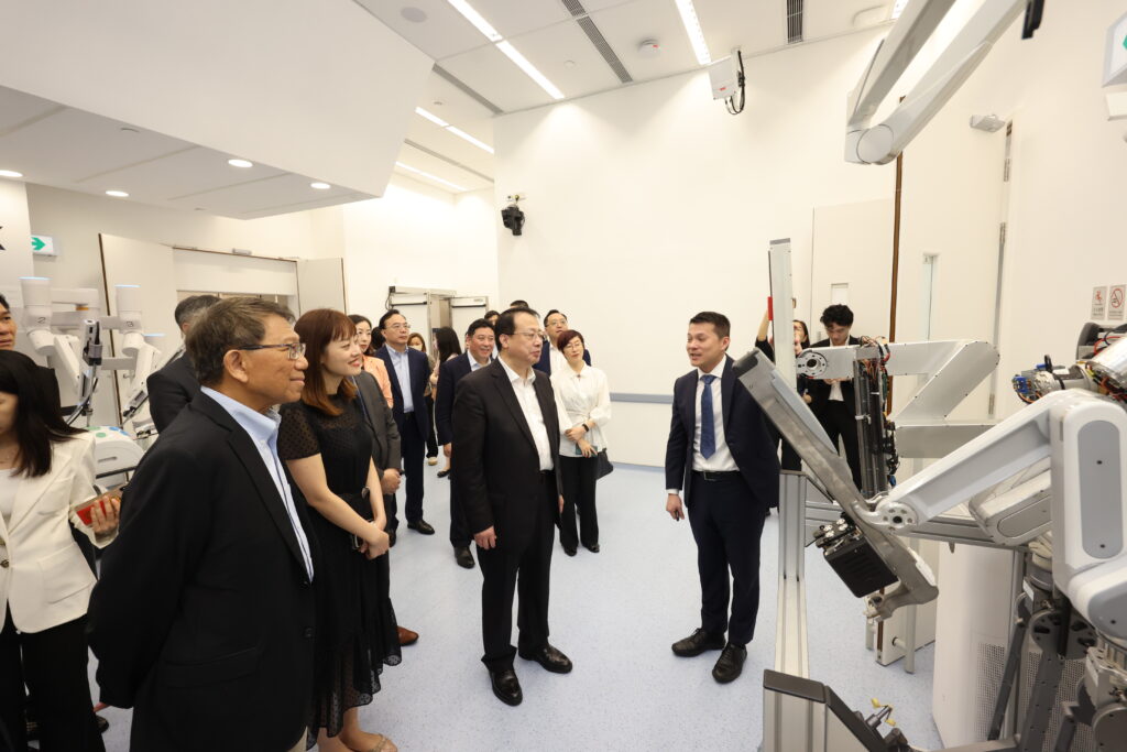 Shanghai Mayor Mr Gong Zheng (middle) visiting CUHK’s Multi-scale Medical Robotics Center.