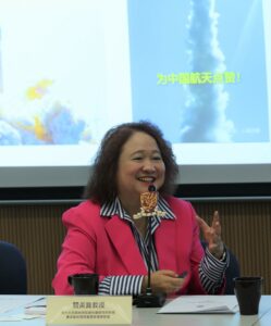 關美寶教授介紹中大校園內香港唯一衞星遙感地面接收站。