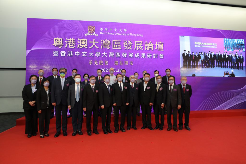 Officiating at the opening ceremony of the forum are Dr. Jiang Jianxiang (6th from left, front row), Director-General of the Department of Educational, Scientific and Technological Affairs of the Liaison Office of the Central People’s Government in the Hong Kong Special Administrative Region; Dr. CHUNG Wai Keung, David (5th from left, front row), Under Secretary for Innovation & Technology; Professor Rocky S. Tuan (6th from right, front row), Vice-Chancellor and President of CUHK, joined by leaders and officials from the Shenzhen Municipal People’s Government, CUHK Shenzhen and CUHK SZRI attending the event at SZRI.