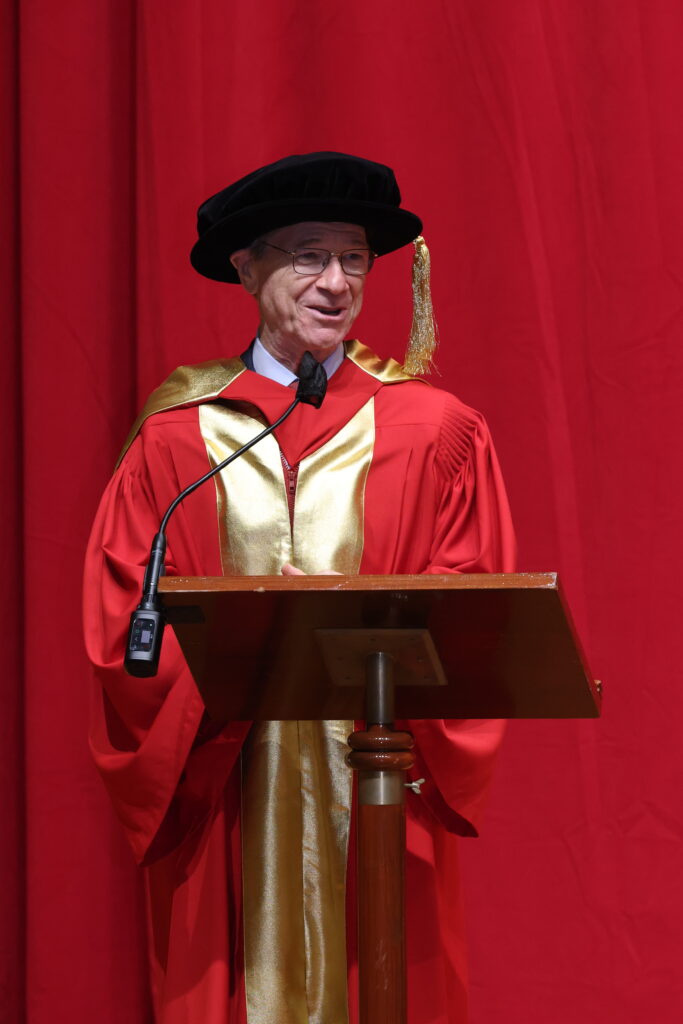 Professor Jeffrey Sachs delivers an acceptance speech.