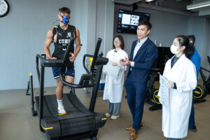 Athletes demonstrate “lactate threshold” test on the curved treadmill, which assesses the concentration of lactate in their bodies after exercise, aiding in the adjustment of training plans and enhancing their performance.