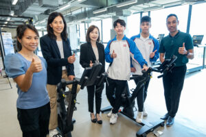 Professor Cindy Sit Hui-ping (3rd left) and Dr Elean Leung Fung-lin (2nd left) give prominent alumni and student athletes Dr Daniel Lee Chi-wo (1st right), Ms Christy Yiu Kit-ching (1st left), Mr Tang Yu-hin (3rd right) and Mr Adam Mak Sai-ting (2nd right) a tour of the new fitness room in the New Annex of the University Sports Centre.