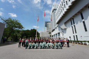 The University officers and guests pose for a group photo with the CUHK’s Student Flag-Guard team.