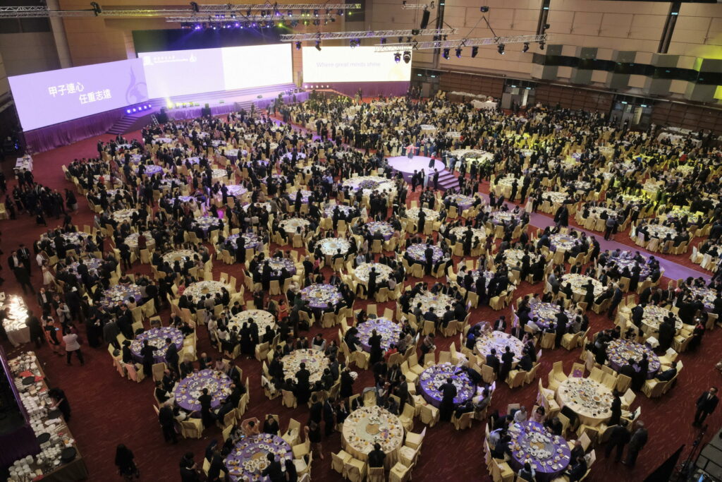 Over 2,000 CUHK students, staff, alumni and friends gather at the 60th Anniversary Banquet to celebrate CUHK’s growth and achievements.