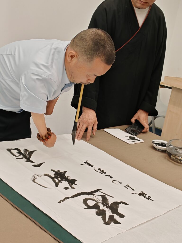 Mr Zhang Wenyou conducts a calligraphy demonstration.