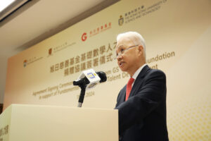 Dr Charles Yeung delivers a speech during the ceremony.