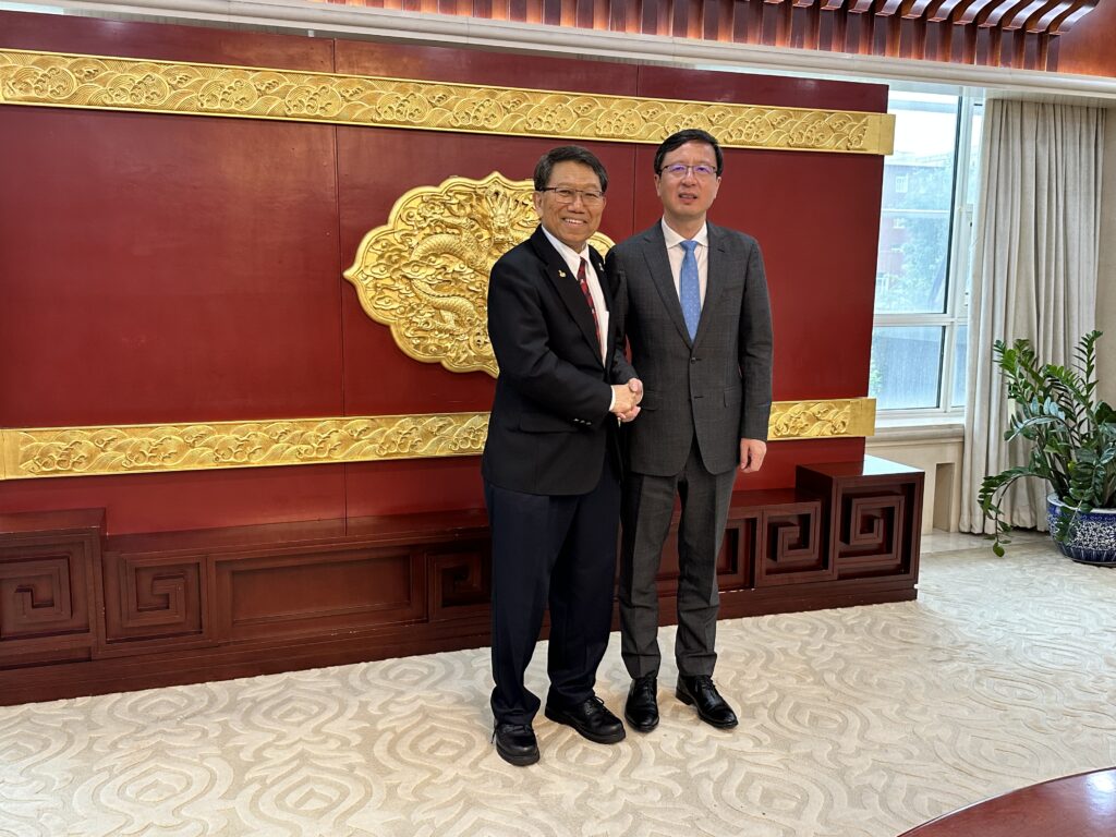 Professor Rocky S. Tuan, Vice-Chancellor and President of CUHK, talks with the Vice Minister of Education Chen Jie.