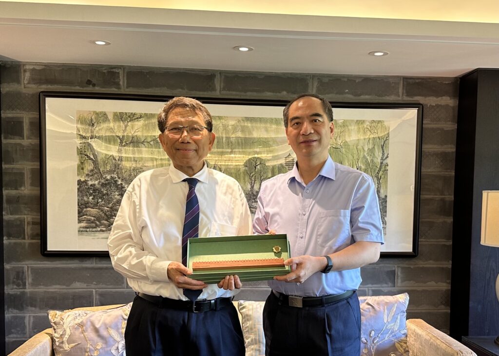 Professor Tuan talks with Peking University’s President Gong Qihuang.