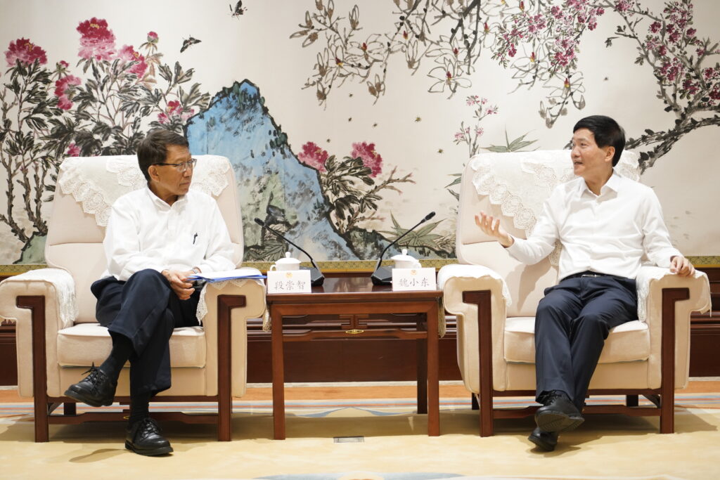 Professor Tuan talks with Chairman of Beijing Municipal Committee of the CPPCC Wei Xiaodong.