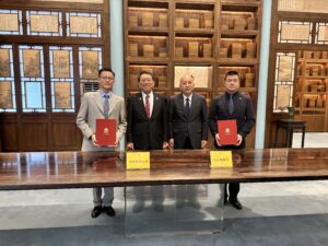 Professor Tuan talks and signs an MoU with the Director of the Palace Museum Wang Yudong.