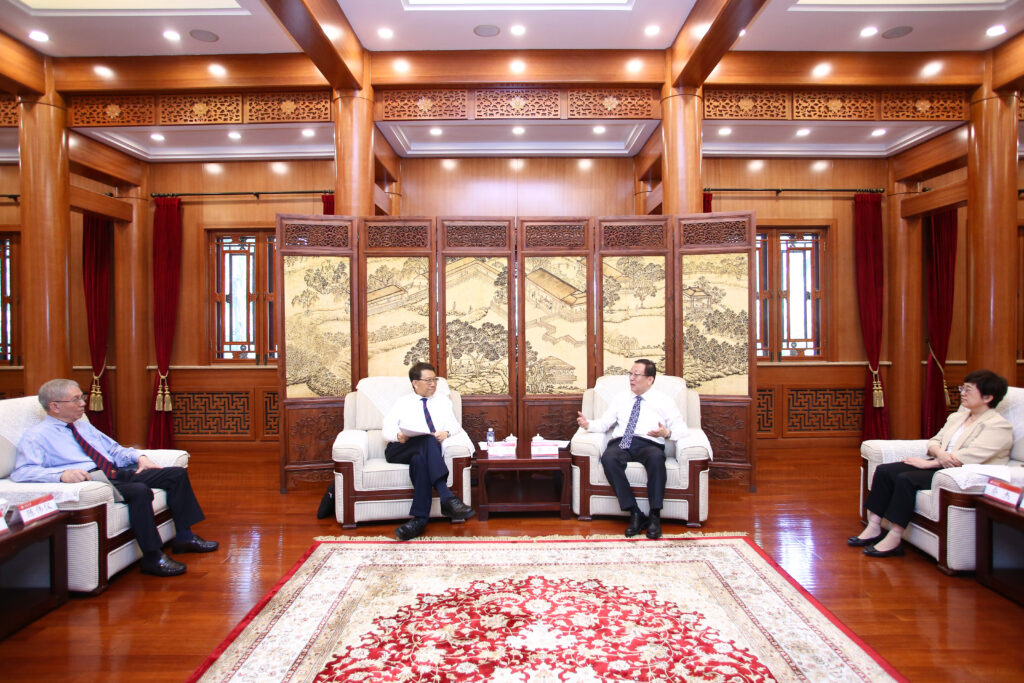 Professor Tuan talks with Peking University’s Party Secretary Hao Ping.