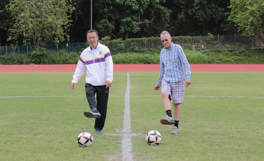 Professor Ian Holliday (right), Vice-President and Pro-Vice-Chancellor (Teaching and Learning) of HKU, and Professor Anthony T.C. Chan, Pro-Vice-Chancellor and Vice-President (Alumni Relations & Advancement) of CUHK, officiated at the kick-off ceremony.