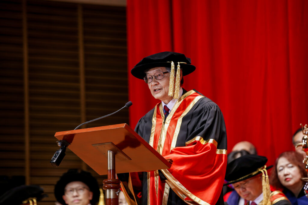 Professor Leung Yuen-sang delivers an acceptance speech.