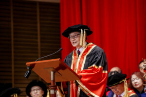 Professor Leung Yuen-sang delivers an acceptance speech.