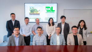 Professor Lam Hon-ming (first row, second left), Director of the State Key Laboratory of Agricultural Biotechnology, hosted the visit to the State Key Laboratory of Agricultural Biotechnology (The Chinese University of Hong Kong).