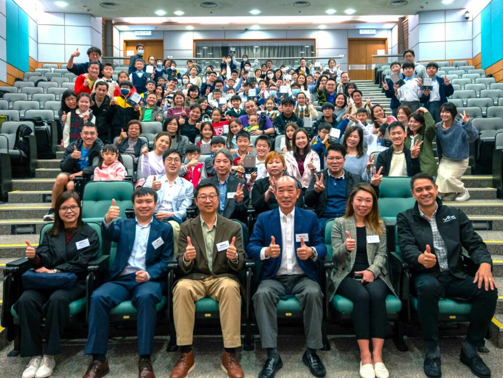 The students who took part in the “Hong Kong Tech Challenge Junior 2023-2024” with the guests on the award presentation day.