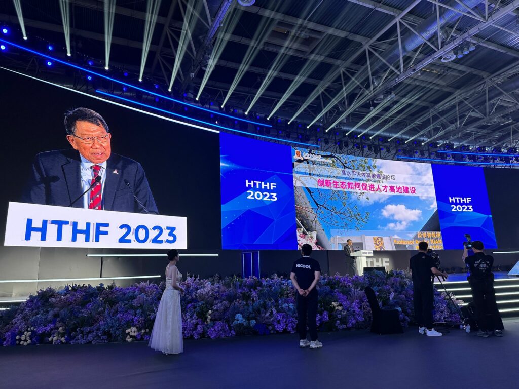 Professor Rocky S. Tuan, Vice-Chancellor and President of CUHK, delivers a keynote speech at the First High-Level Talent Highland Construction Forum