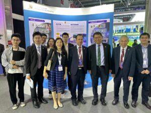 Professor Rocky S. Tuan, Vice-Chancellor and President of CUHK (third from right), Professor Chan Wai-yee, Pro-Vice-Chancellor of CUHK (second from right) and the CUHK innovation and technology team in front of the CUHK booth