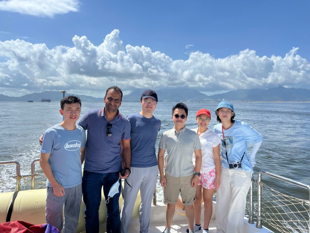 Professor Amos P.K. Tai (third from right), Deputy Chair (Education) of the Department of Earth and Environmental Sciences at CUHK, Yuan Nok-lam (second from right), former researcher at the Department, and their research team conducted a field survey of Chinese white dolphins in the waters near Tai O.