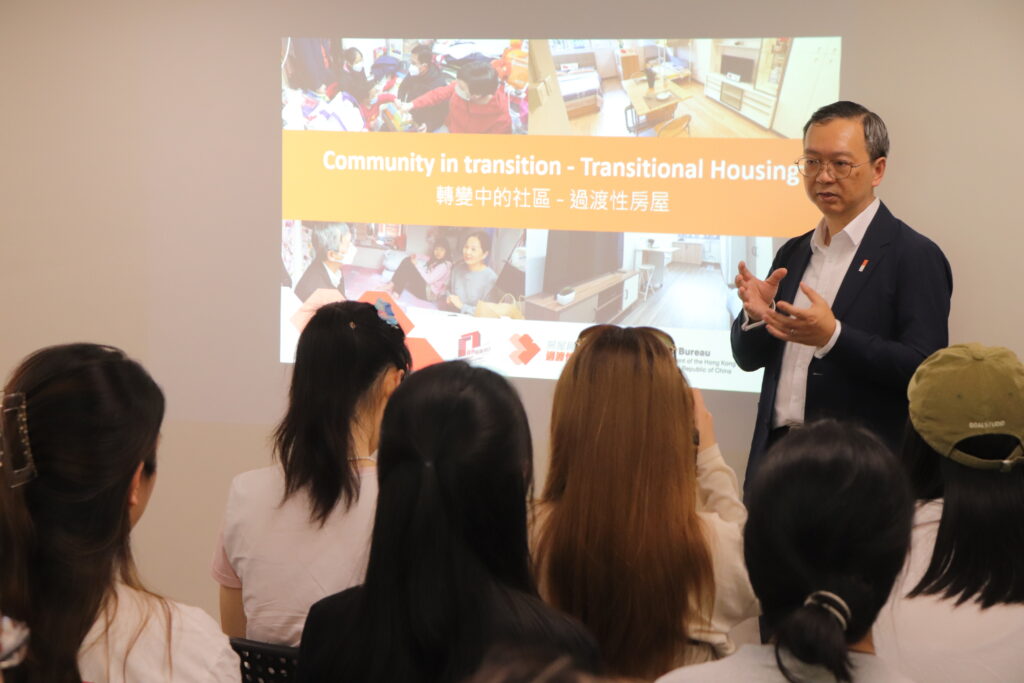 Mr Victor Tai Sheung-shing engages in dialogue with CUHK and CUHK(SZ) students.